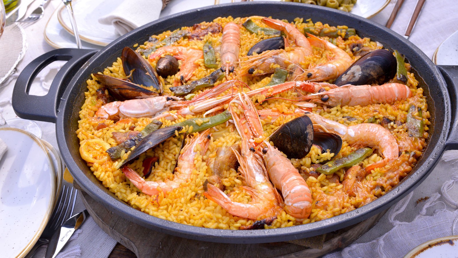 Visible ingredients in the decoration of a paella